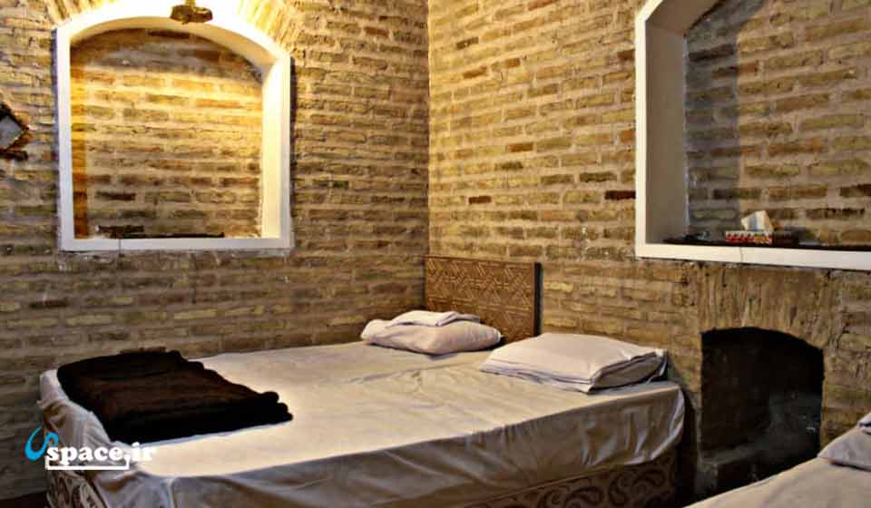 نمای داخلی اتاق های هتل کاروانسرای صفویه - مهریز - روستای سریزد